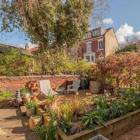 Pass The Keys Wonky Cottage With Amazing Garden Leeds  Exteriér fotografie