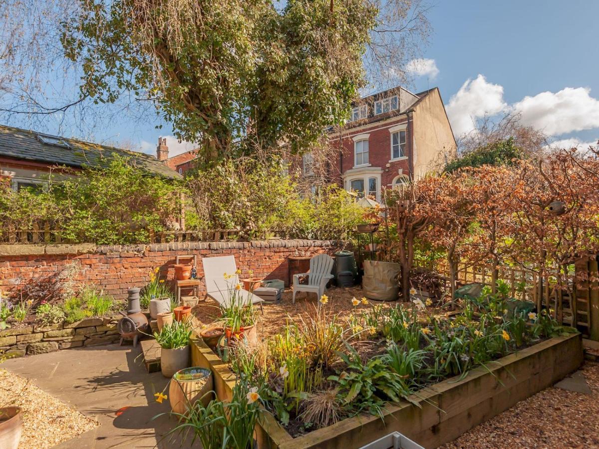Pass The Keys Wonky Cottage With Amazing Garden Leeds  Exteriér fotografie