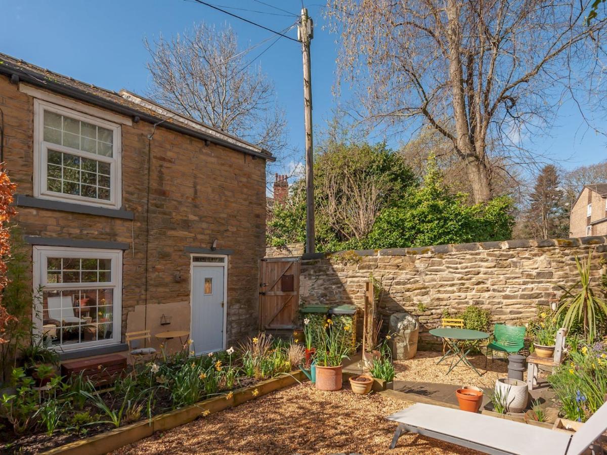 Pass The Keys Wonky Cottage With Amazing Garden Leeds  Exteriér fotografie
