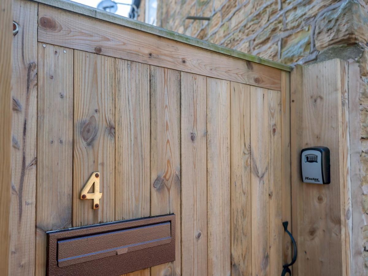 Pass The Keys Wonky Cottage With Amazing Garden Leeds  Exteriér fotografie