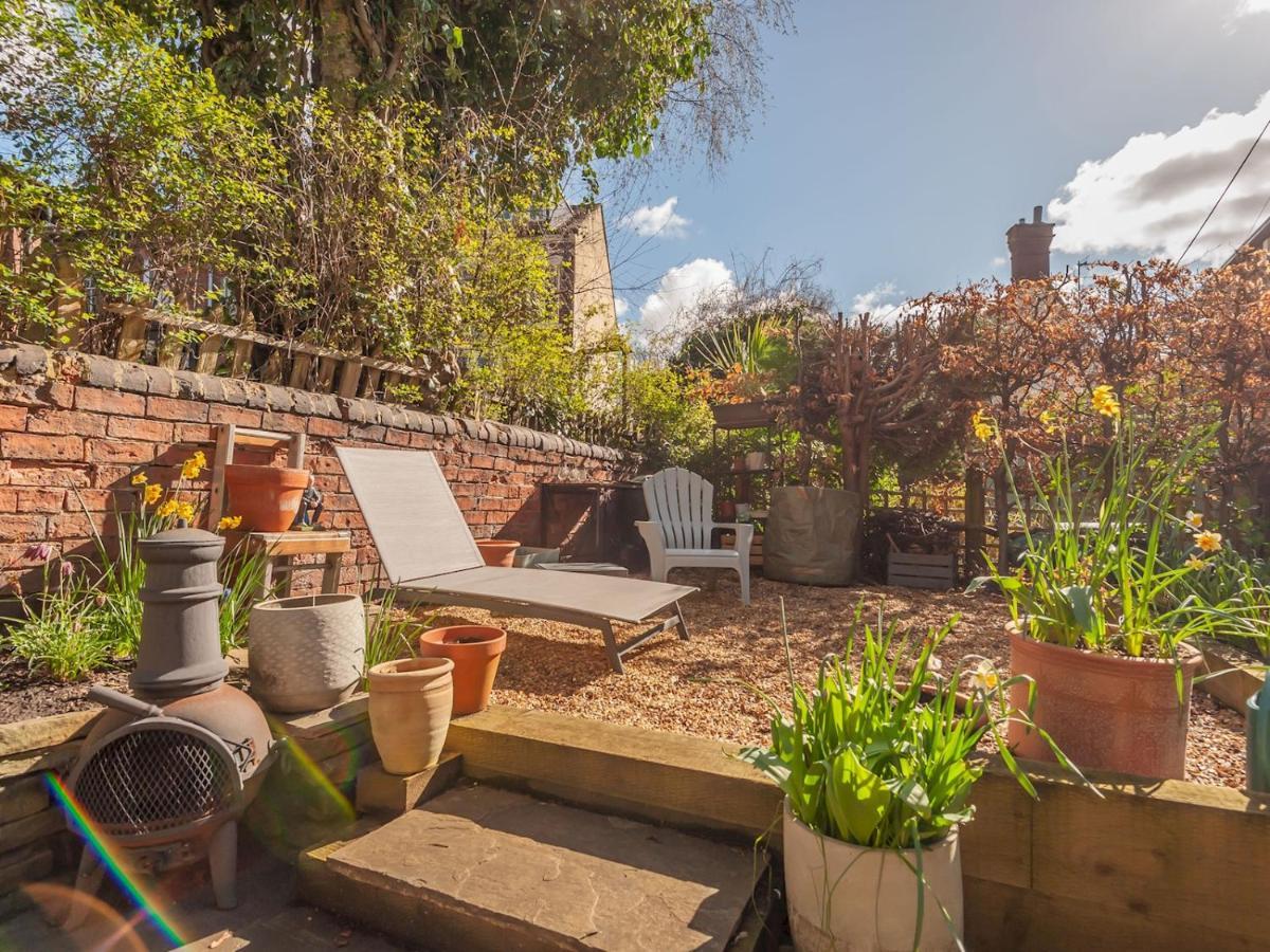 Pass The Keys Wonky Cottage With Amazing Garden Leeds  Exteriér fotografie